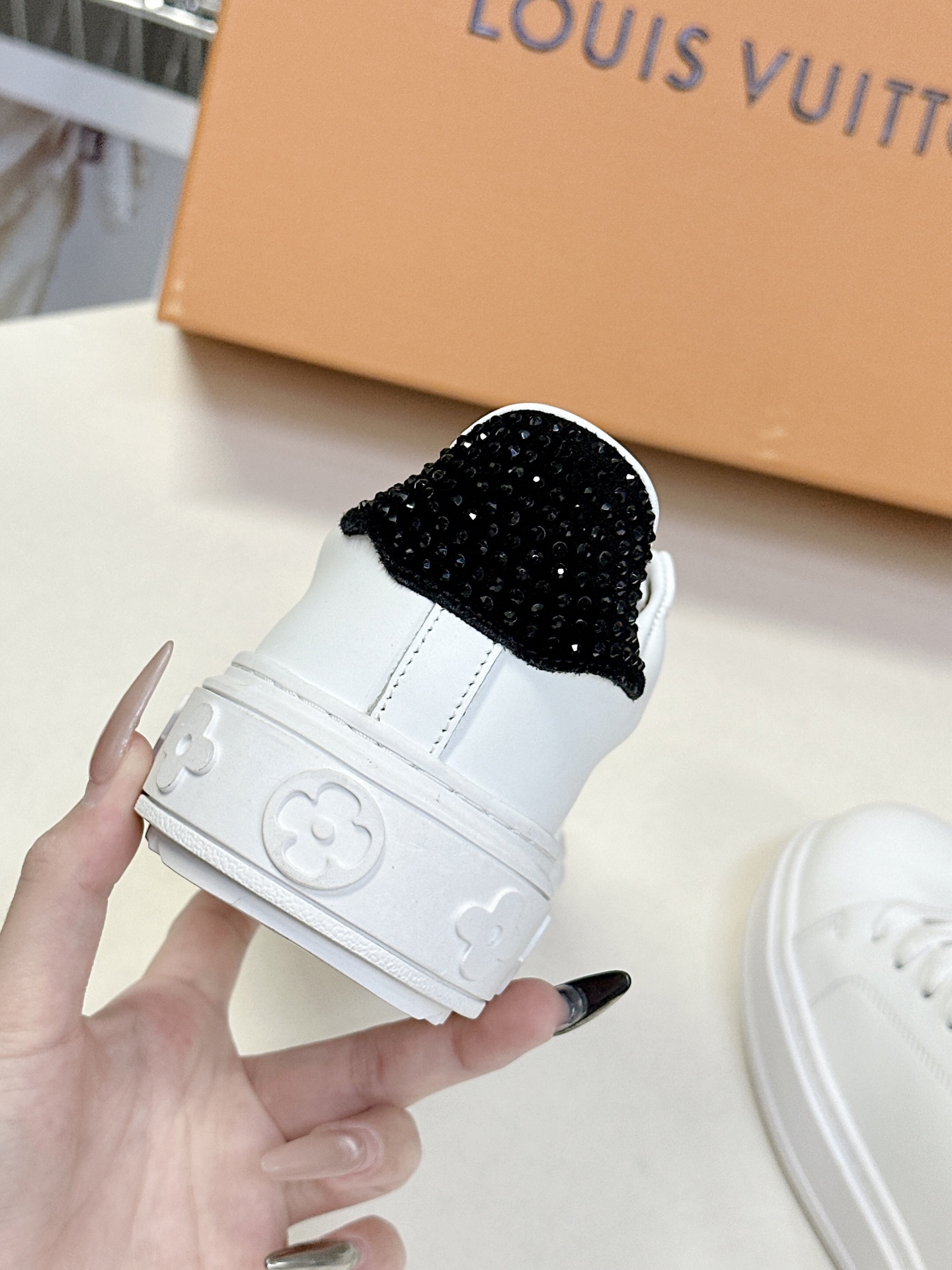 Louis Vuitton Unisex White Sneakers - Image 3